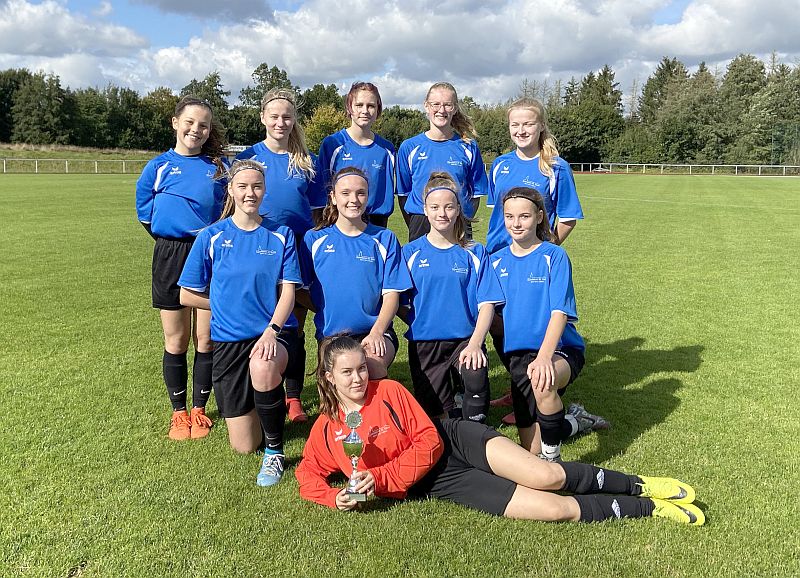 WK I Sieger Gymnasium St. Xaver Die Kickerinnen vom Gymnasium St. Xaver Bad Driburg legten gleich im ersten Spiel mit vier Toren den Grundstein für den Kreismeistertitel (h.v.l.): Maya Schulte, Svenja Lausen, Valerie Knoll, Hannah Sänger und Paula Onkelbach, (v.v.l.) Carolin Mügge, Marie-Julie Hartmann, Madlena Markus und Matilda Schmidt sowie Torhüterin Juliane Straubel mit dem Pokal.