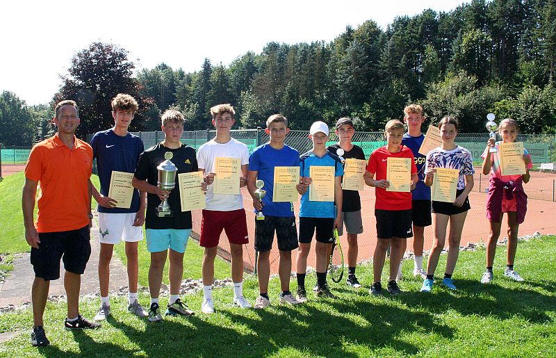 Tenniskreismeisterschaften Sieger: Turnierleiter Stefan Dürrfeld (links) überreichte nach spannenden Spielen die Urkunden und Pokale an die jeweiligen Mannschaftsführer (von links): Jonas Kortekaas  (Gymnasium Brede), Julian Dürrfeld (Gymnasium St. Xaver), Dominic Reeh (Gymnasium Marianum), Hannes Stolte (Gymnasium Marianum), Henning Thielemeyer (Gymnasium Brede), Magnus Lesch (Städtisches Gymnasium Steinheim), Phillip Knoke (Städtisches Gymnasium Steinheim), Janne Krekeler (Gymnasium Brede), Lisa Münster (Städtisches Gymnasium Steinheim), Julia Kortekaas (Gymnasium Brede). 