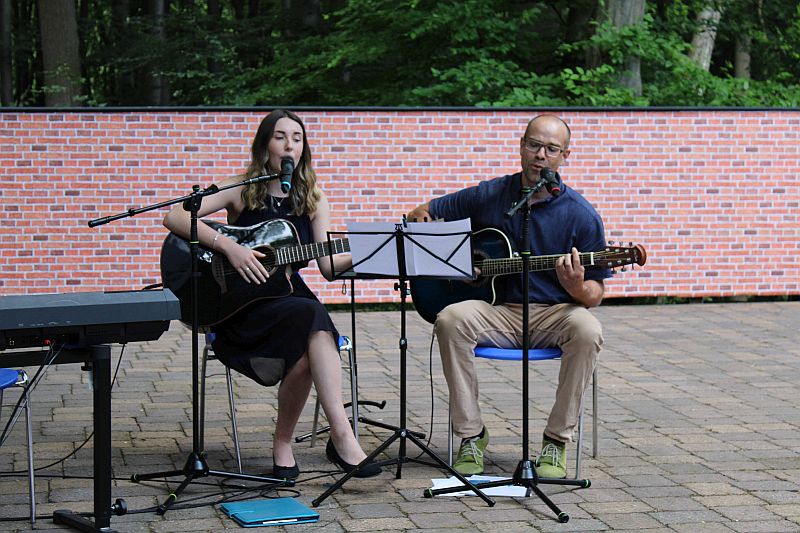 Gesangsduo: Paula Runte (EF) und SGS-Lehrer Sebastian Krackl singen zur Gitarre