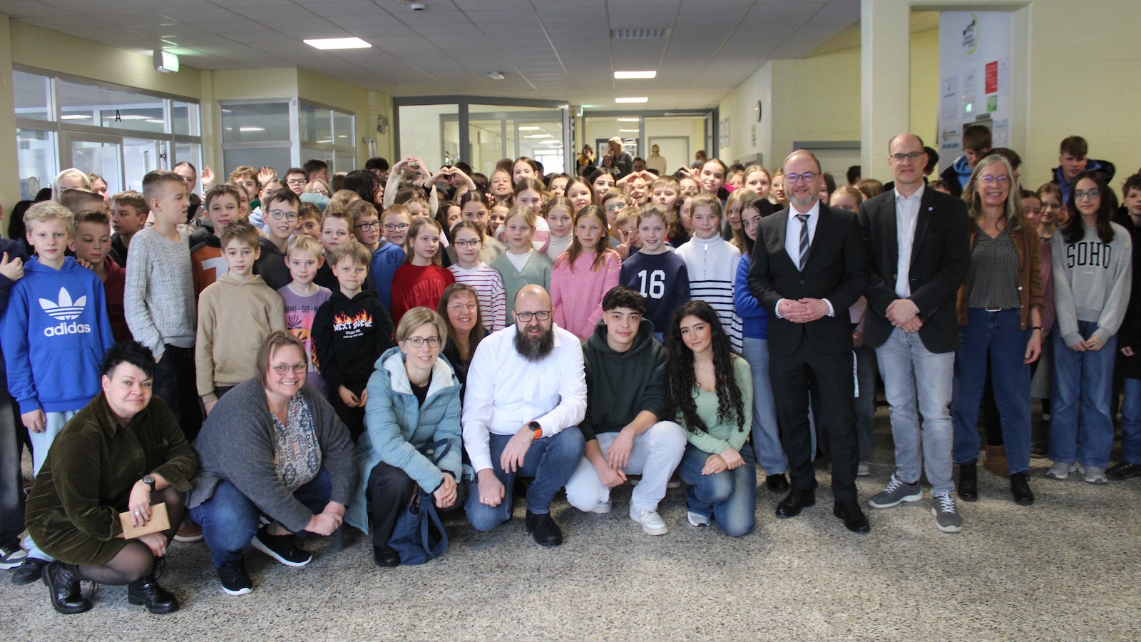 Schülerinnen und Schüler des Städtischen Gymnasiums Steinheim verabschieden Schulleiter Marko Harazim